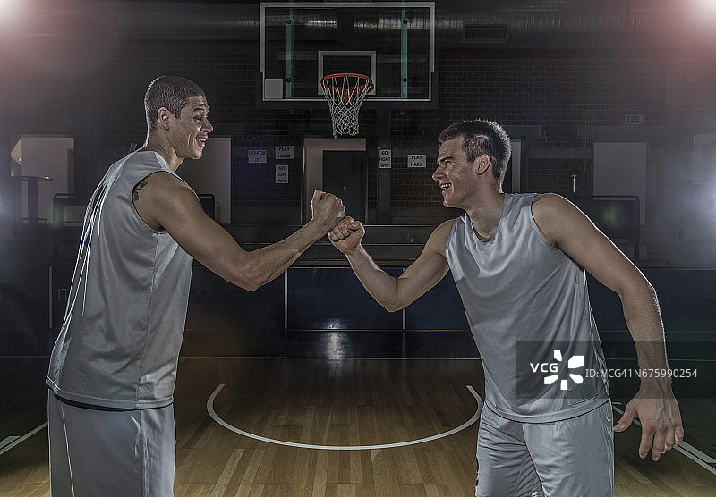 两名篮球运动员互相碰拳致意图片素材