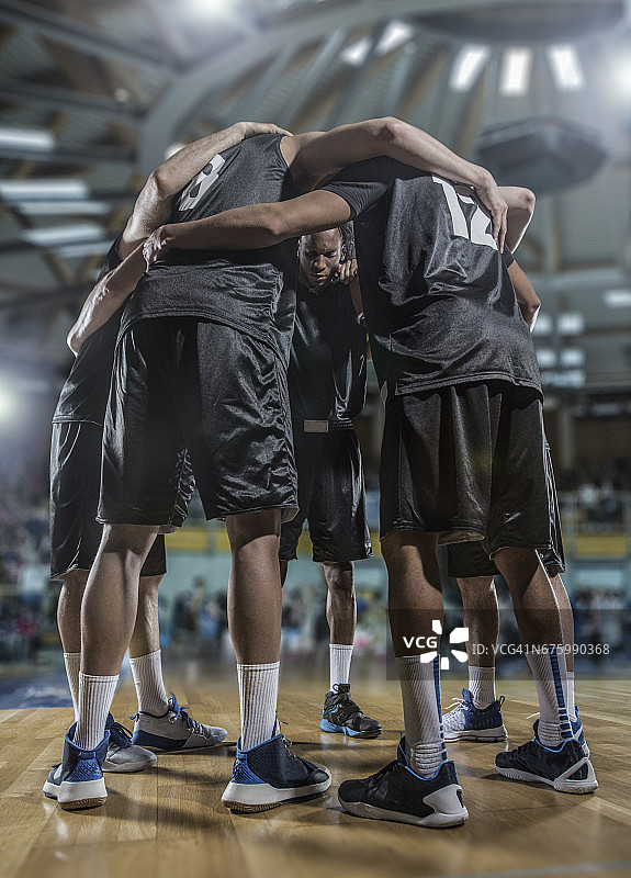 篮球队员围成一圈站立图片素材