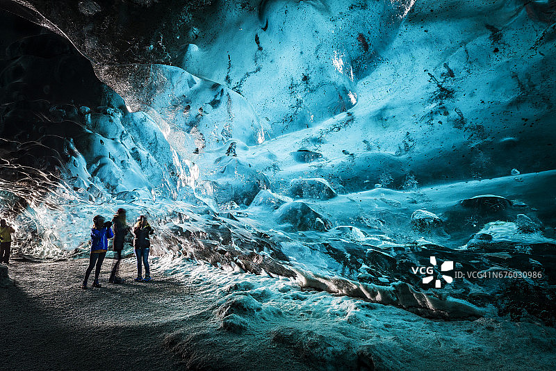 冰岛Breidamerkurjokull冰川水晶洞穴的游客图片素材
