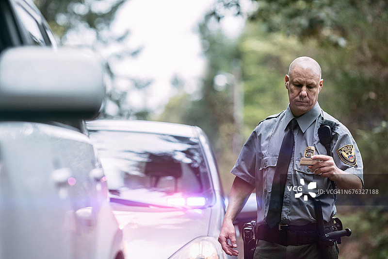 警察进行交通拦截图片素材