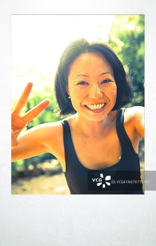 年轻女子在东京的肖像图片素材