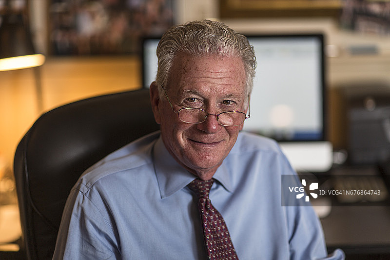 坐在办公椅上的年长商人肖像图片素材