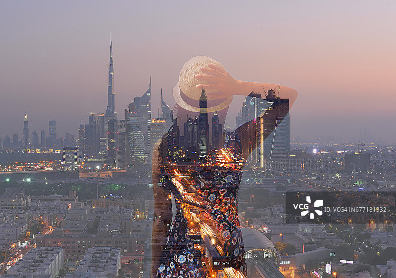 年轻女孩与现代城市背景的双重曝光图片素材