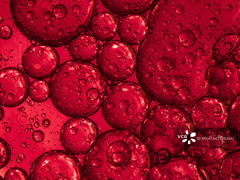 红色背景上圆形油滴气泡纹理全景图片素材