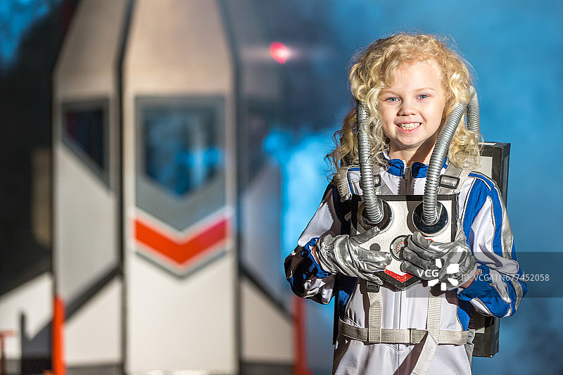 迷人的小太空女孩图片素材