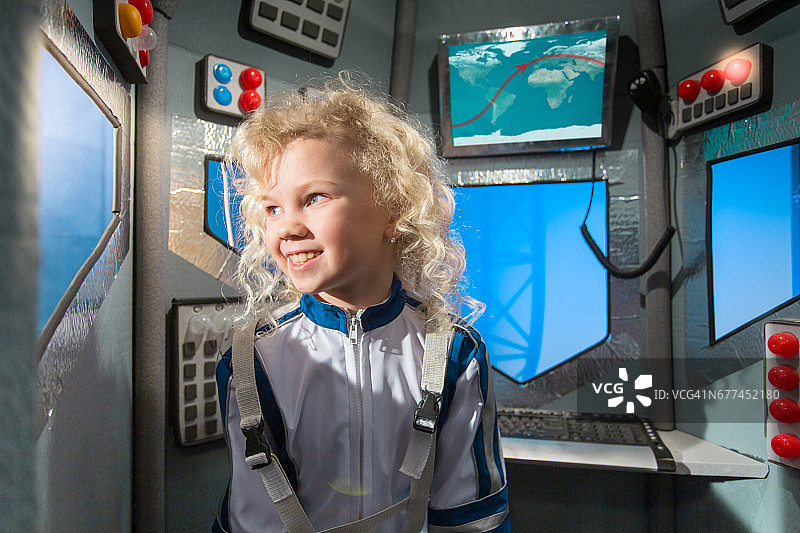 梦想成为宇航员的女孩图片素材