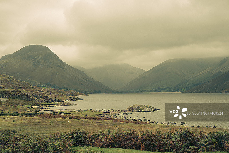 眺望湖区荒水上方的斯科费尔峰图片素材