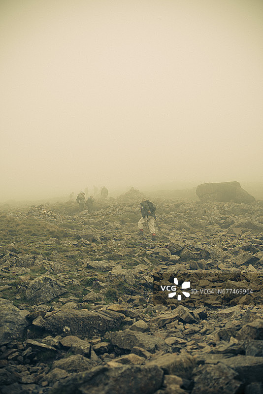 在湖区攀登斯科费尔峰图片素材
