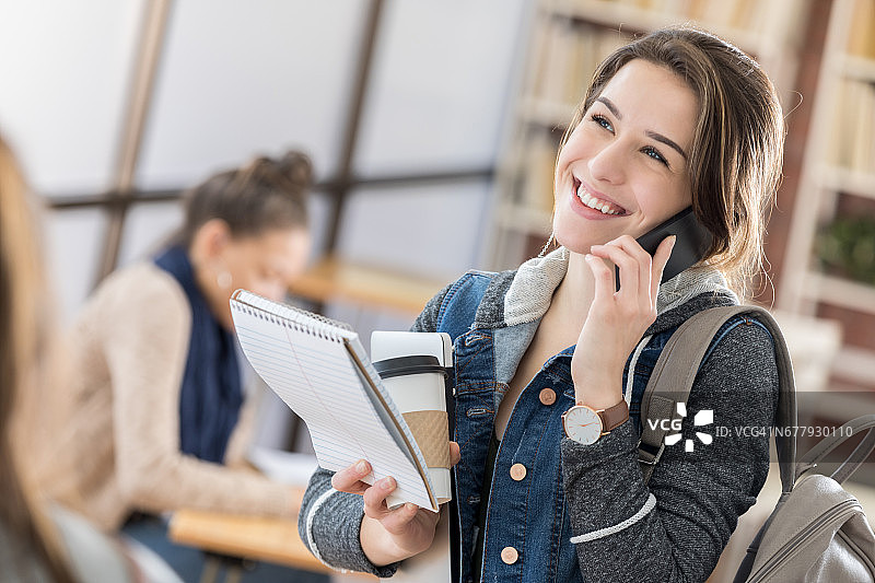 美丽的大学生在校园里图片素材