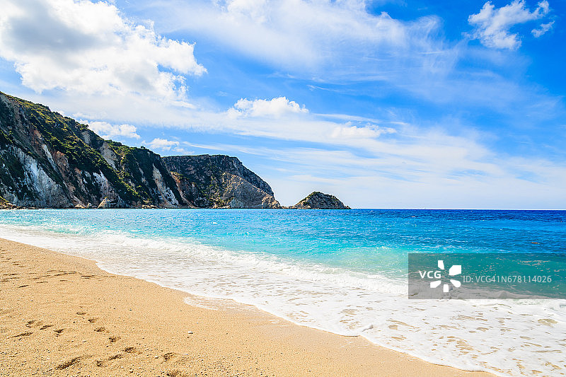 希腊凯法利尼亚岛佩塔尼海滩上的沙滩脚印图片素材