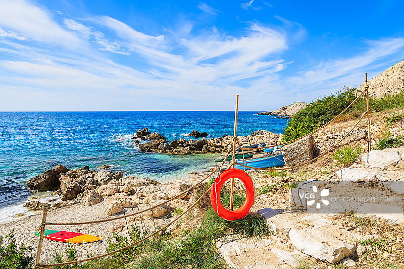 希腊凯法利尼亚岛佩塔尼海滩沿岸的救生圈图片素材