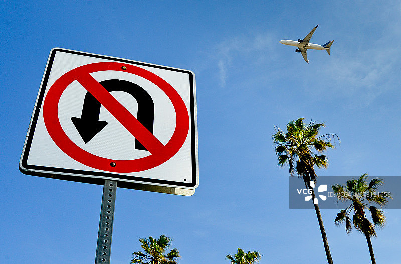 禁止掉头街道标志，背景有飞机图片素材