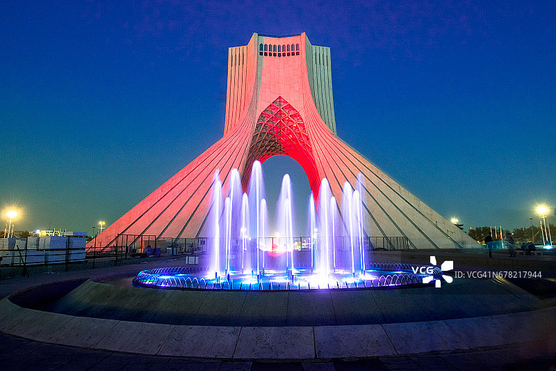 德黑兰阿扎迪塔及其彩色喷泉的迷人夜景，该塔是德黑兰市的象征之一图片素材