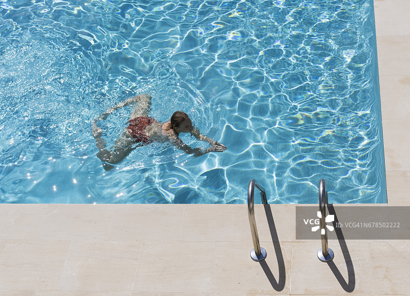 游泳的年轻女子图片素材