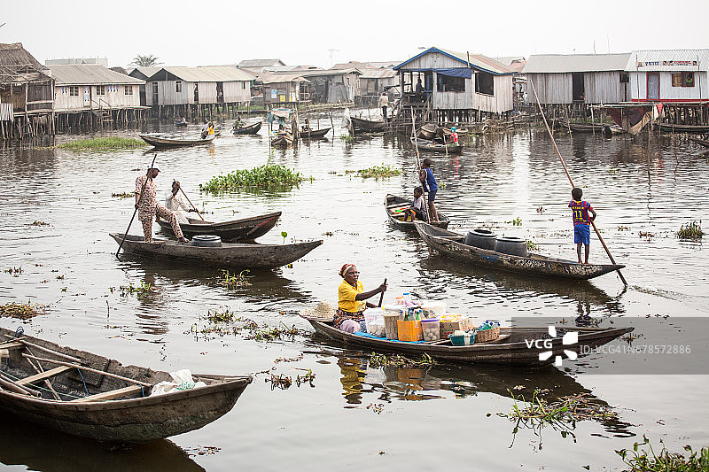 贝宁科托努附近诺奎湖上的甘维耶湖村图片素材