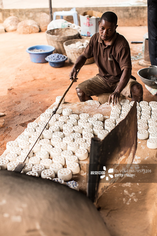非洲加纳阿克拉的珠子制作过程图片素材