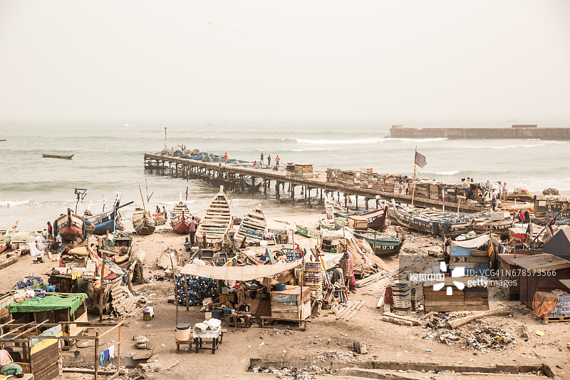 加纳阿克拉海滩上的船只图片素材
