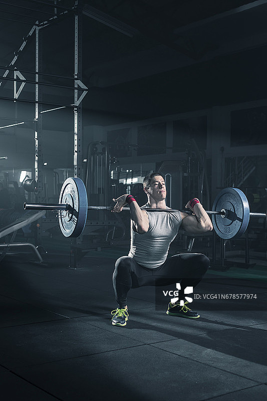 年轻男人进行负重训练图片素材