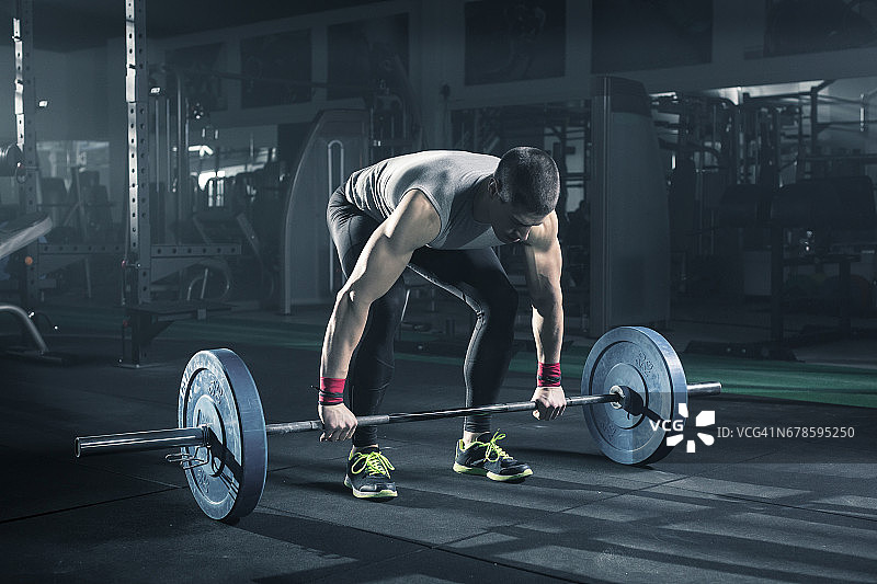 年轻男人进行负重训练图片素材