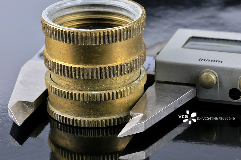 机械师和工程师用数显卡尺测量零件图片素材