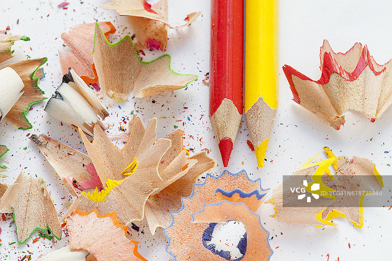 俯视角度拍摄的黄色和红色铅笔图片素材