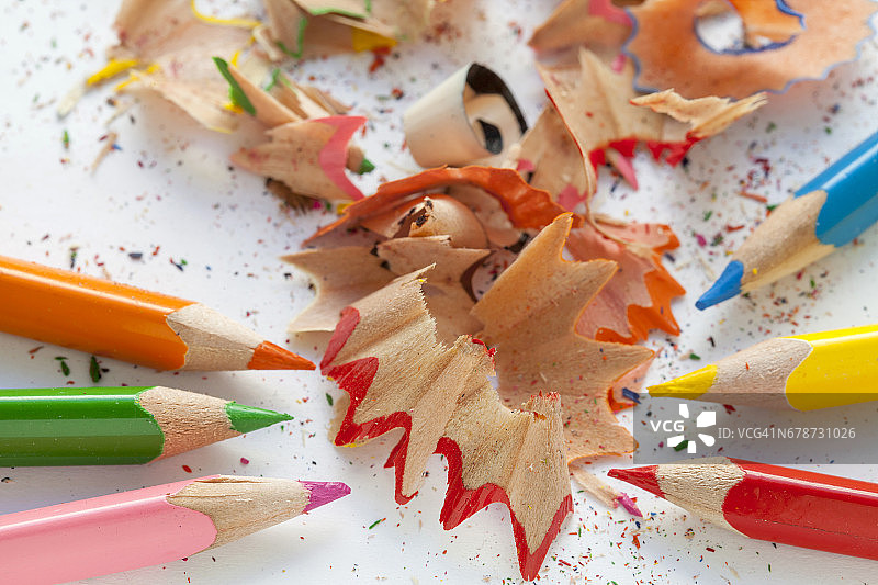 带卷笔刀的彩色铅笔图片素材