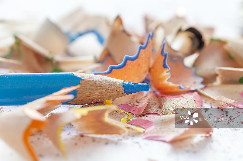 带刨花的蓝色彩色铅笔图片素材