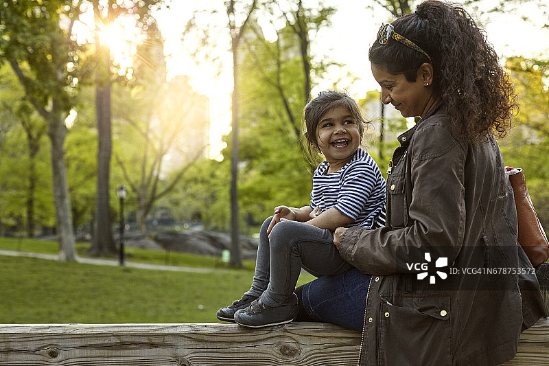 夕阳下，母女在中央公园聊天图片素材