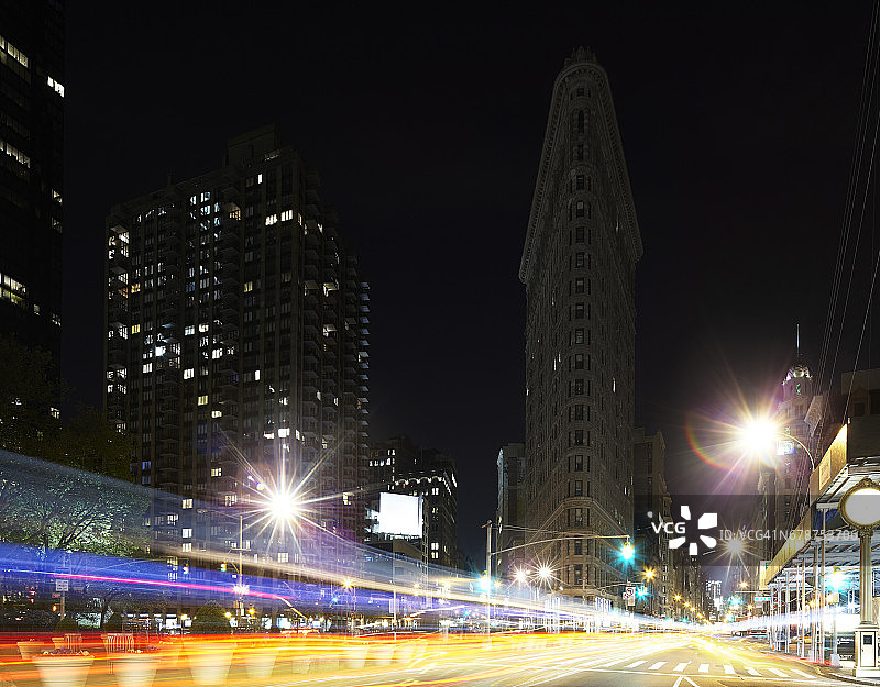 熨斗区夜间的灯光轨迹图片素材