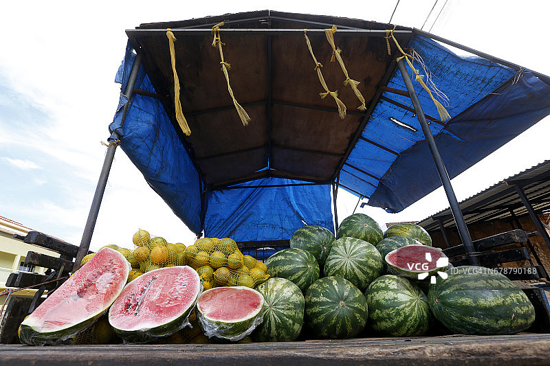 巴西卡拉加斯矿区出售的水果图片素材