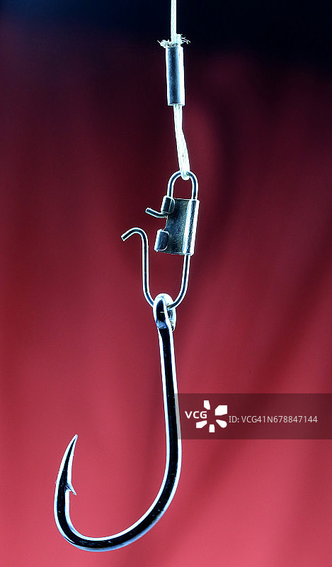 红色背景上的渔钩鱼线图片素材
