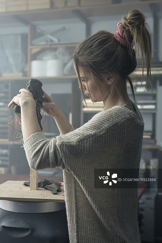 年轻的雕塑家创作泥塑图片素材