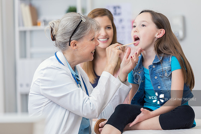 儿科医生检查小患者的喉咙图片素材