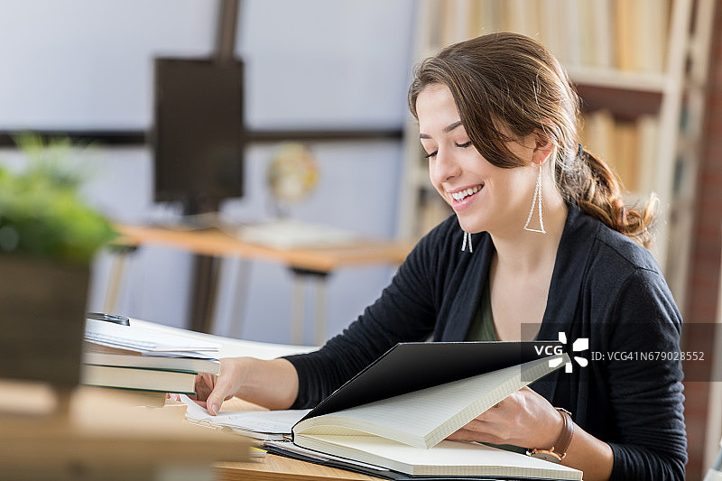 女大学生在图书馆学习图片素材