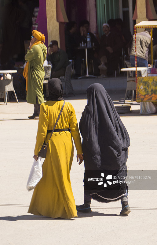在摩洛哥里萨尼街头行走的两位摩洛哥妇女图片素材