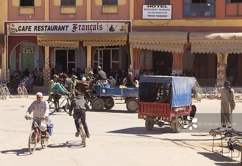 北非摩洛哥里萨尼繁忙的街道图片素材