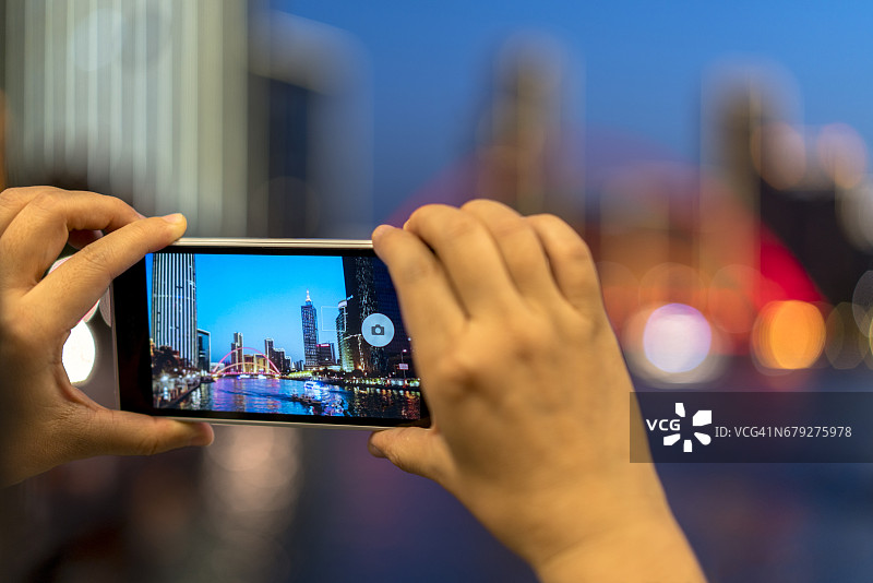 使用手机拍摄夜间城市景观图片素材