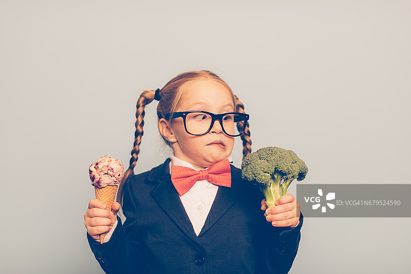 年轻女人拿着冰淇淋和西兰花图片素材