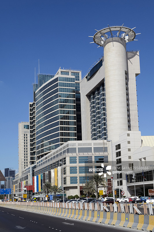 阿布扎比购物中心的外观，背景是蓝天图片素材