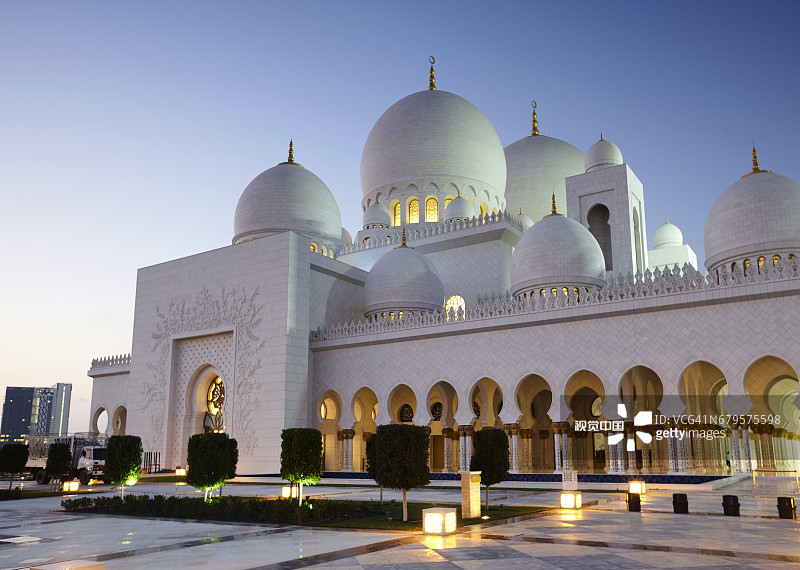 傍晚时分被照亮的谢赫扎耶德大清真寺外墙图片素材