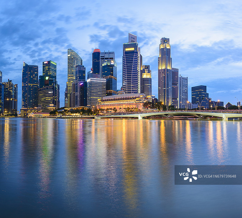 新加坡滨海湾城市天际线夜景图片素材