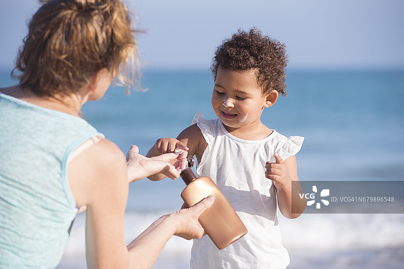 呵护宝宝健康肌肤的防晒乳液图片素材