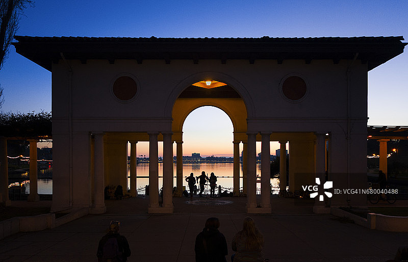 黄昏时分美丽湖的DJ图片素材