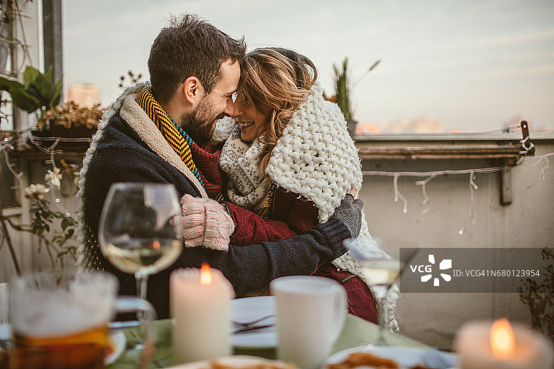 在露台派对上的情侣图片素材