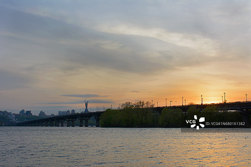 日落时分基辅第聂伯河上的巴顿大桥图片素材