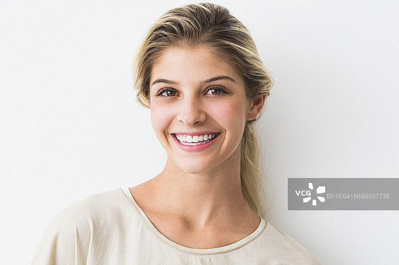 微笑的快乐年轻女子肖像图片素材