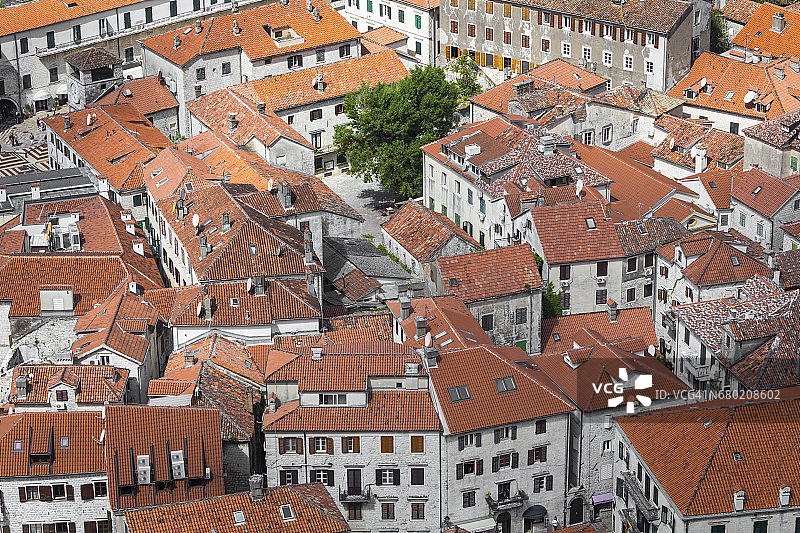 从上方看到的黑山科托尔老城区房屋的明亮瓦屋顶图片素材