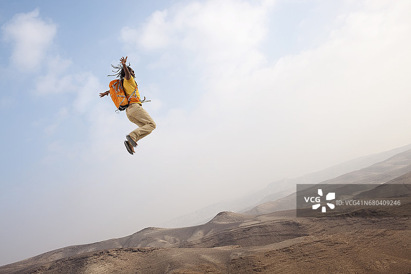 无忧无虑的年轻背包客，徒步旅行的自由图片素材