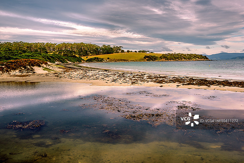 塔斯马尼亚玛丽亚岛的达灵顿海湾图片素材