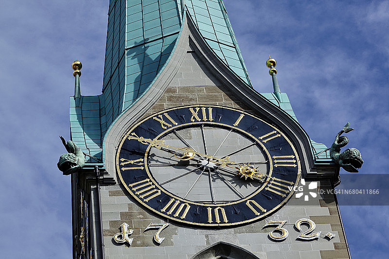 仰望苏黎世圣母大教堂和钟楼图片素材